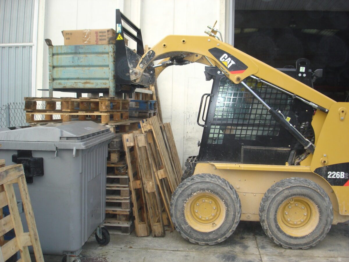 Porta-pallet trabajando con CAT 226B