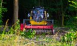Trituradora forestal trabajando con minicargadora